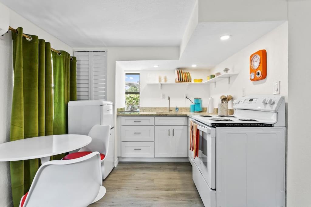 That 70'S Themed Apt Close To Coffee, Food + Shops Tampa Exterior foto