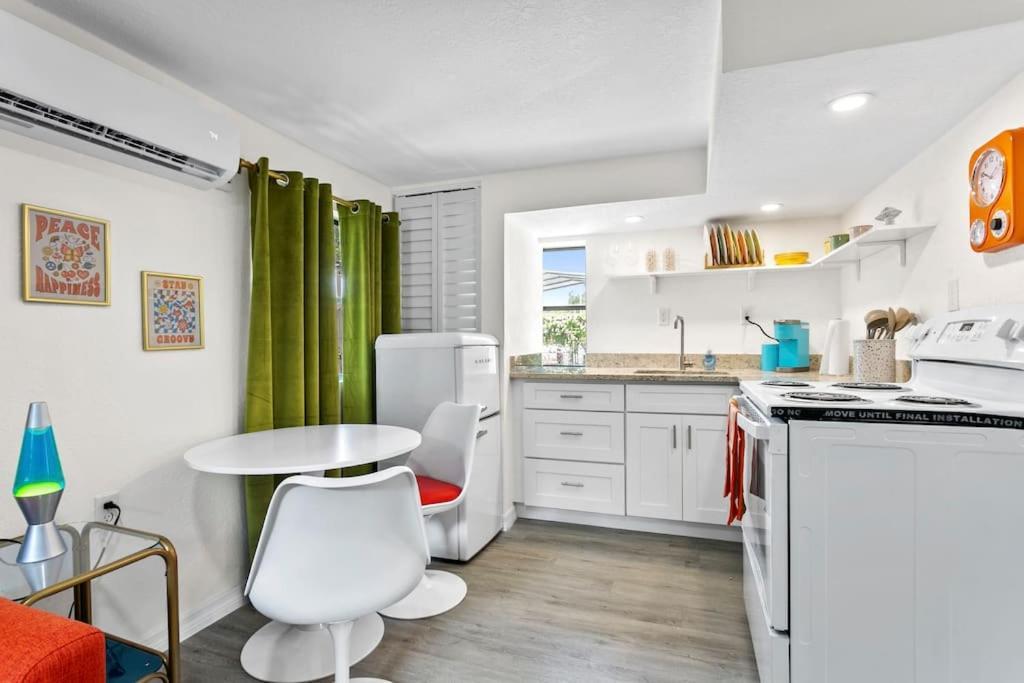 That 70'S Themed Apt Close To Coffee, Food + Shops Tampa Exterior foto