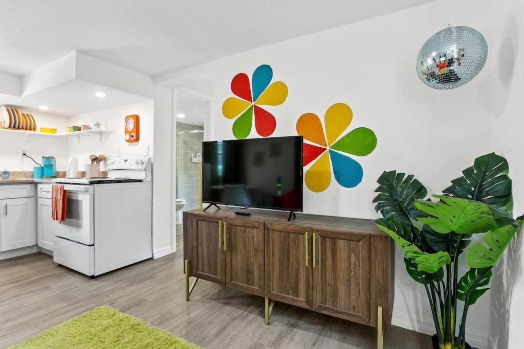 That 70'S Themed Apt Close To Coffee, Food + Shops Tampa Exterior foto